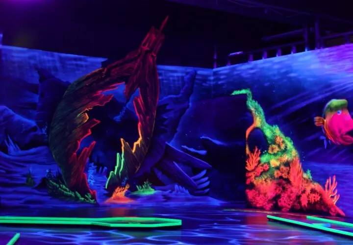 3D Funhouse Schwarzlicht Minigolf