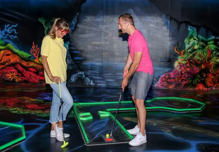 3D Funhouse Schwarzlicht Minigolf