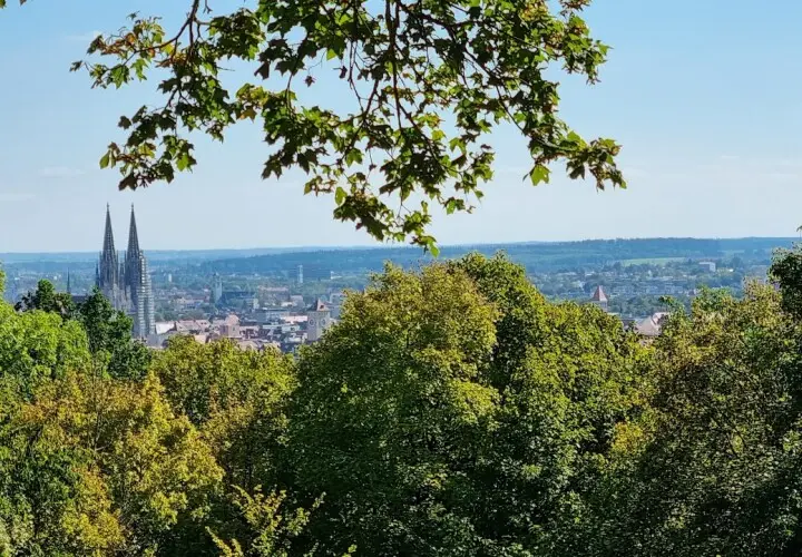 Kleiner Aussichtspunkt mit Bank