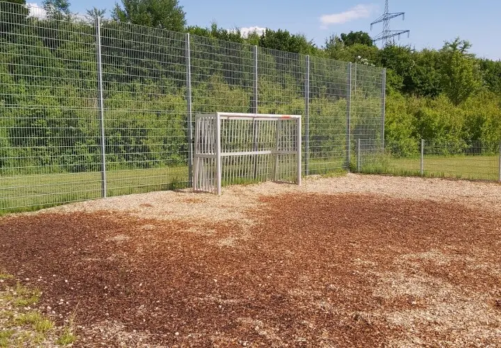 Bolzplatz am Bahndamm