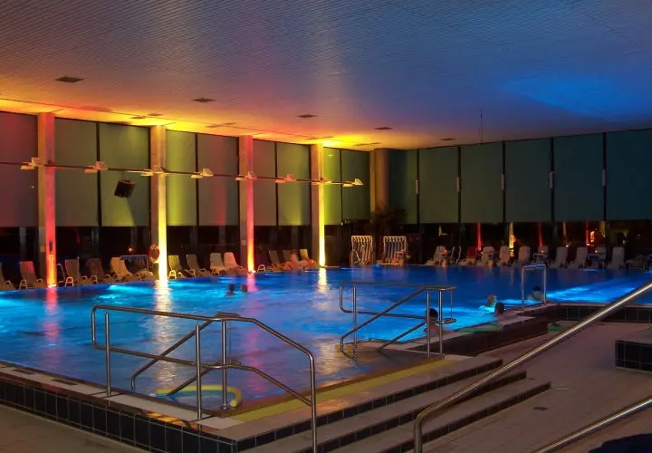 AquariUSH - Familien-Thermalbad & Sauna Oase