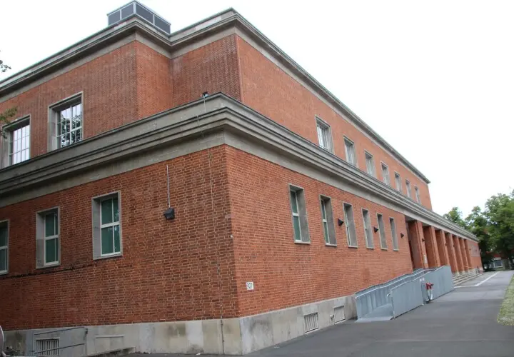 Schwimmhalle Finckensteinallee - Berliner Bäder