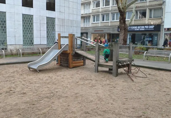 Spielplatz Breitestrasse mit Wasser