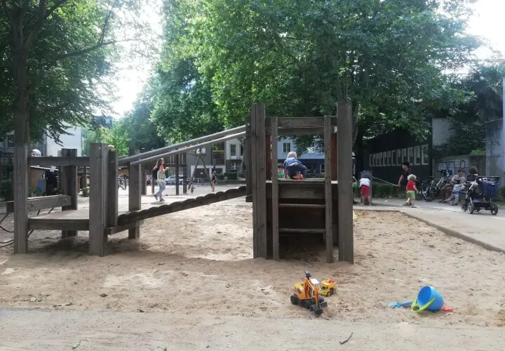 Spielplatz Breitestrasse mit Wasser