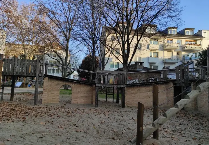 Spielplatz Breitestrasse mit Wasser