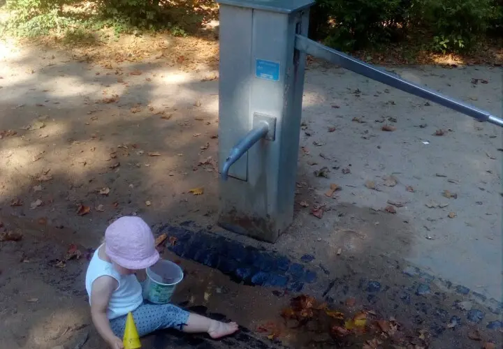 Spielplatz Breitestrasse mit Wasser