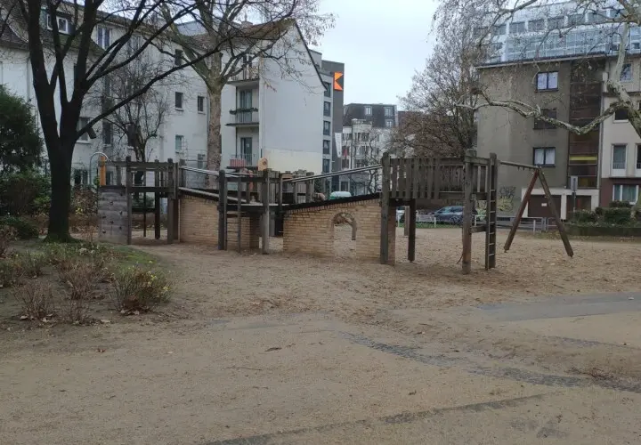 Spielplatz Breitestrasse mit Wasser