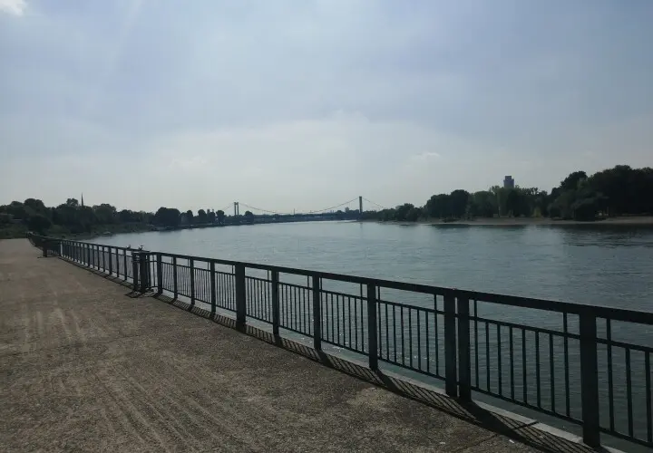 Spielplatz am Rhein