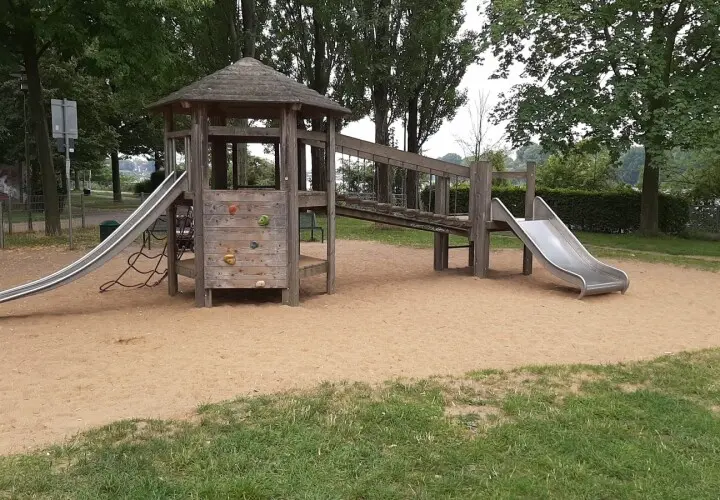 Spielplatz am Rhein