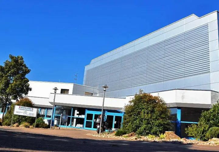 Mainlandbad Höchberg Schwimmbad, Mainlandhalle