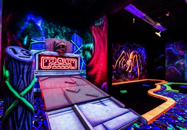 GlowZone Schwarzlicht Minigolf Augsburg