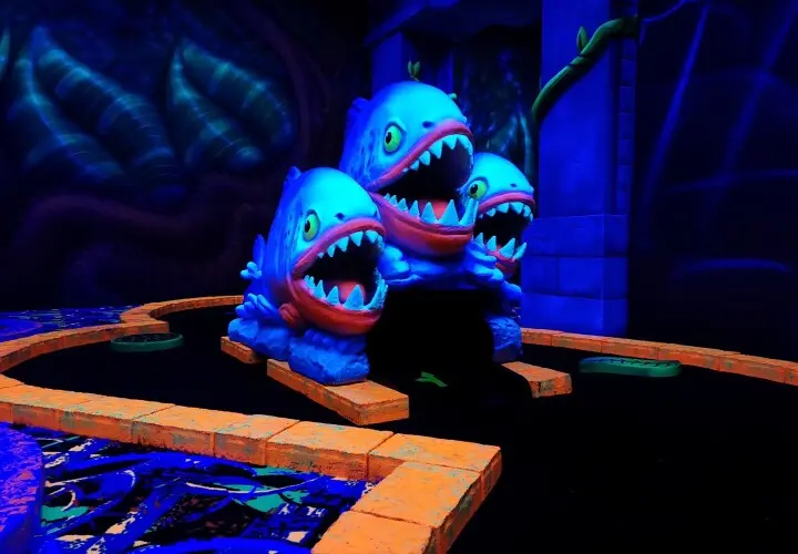 GlowZone Schwarzlicht Minigolf Augsburg