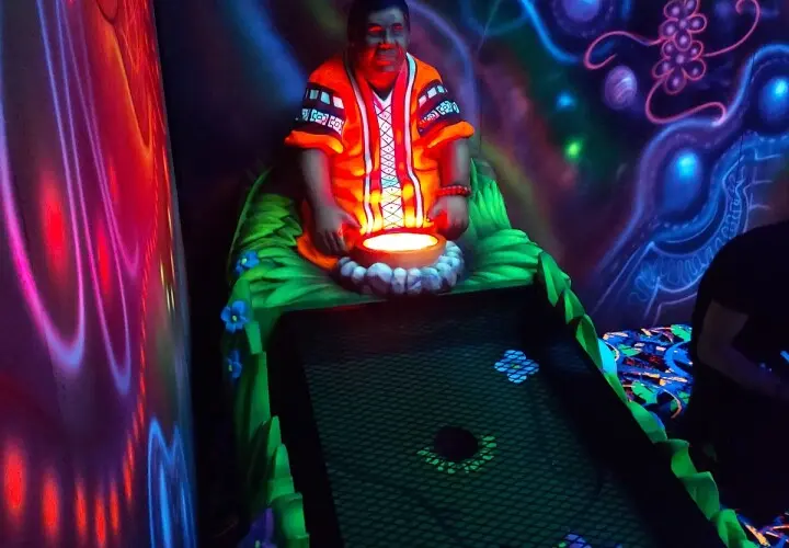 GlowZone Schwarzlicht Minigolf Augsburg