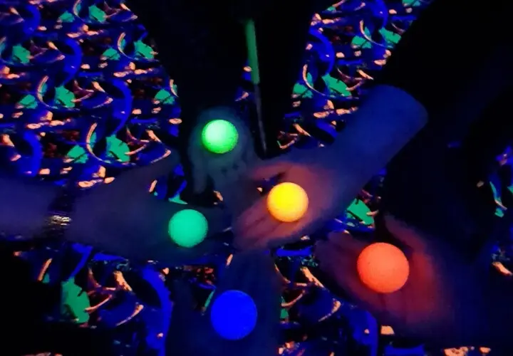 GlowZone Schwarzlicht Minigolf Augsburg