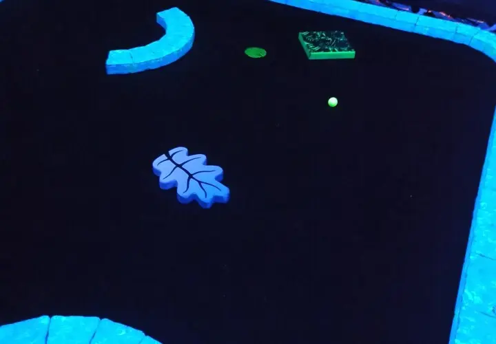 GlowZone Schwarzlicht Minigolf Augsburg